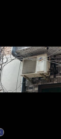 gree ac good condition only gas refil karwani ha