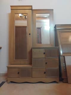 Smart dressing table with 2 mirrors. In perfect condition.