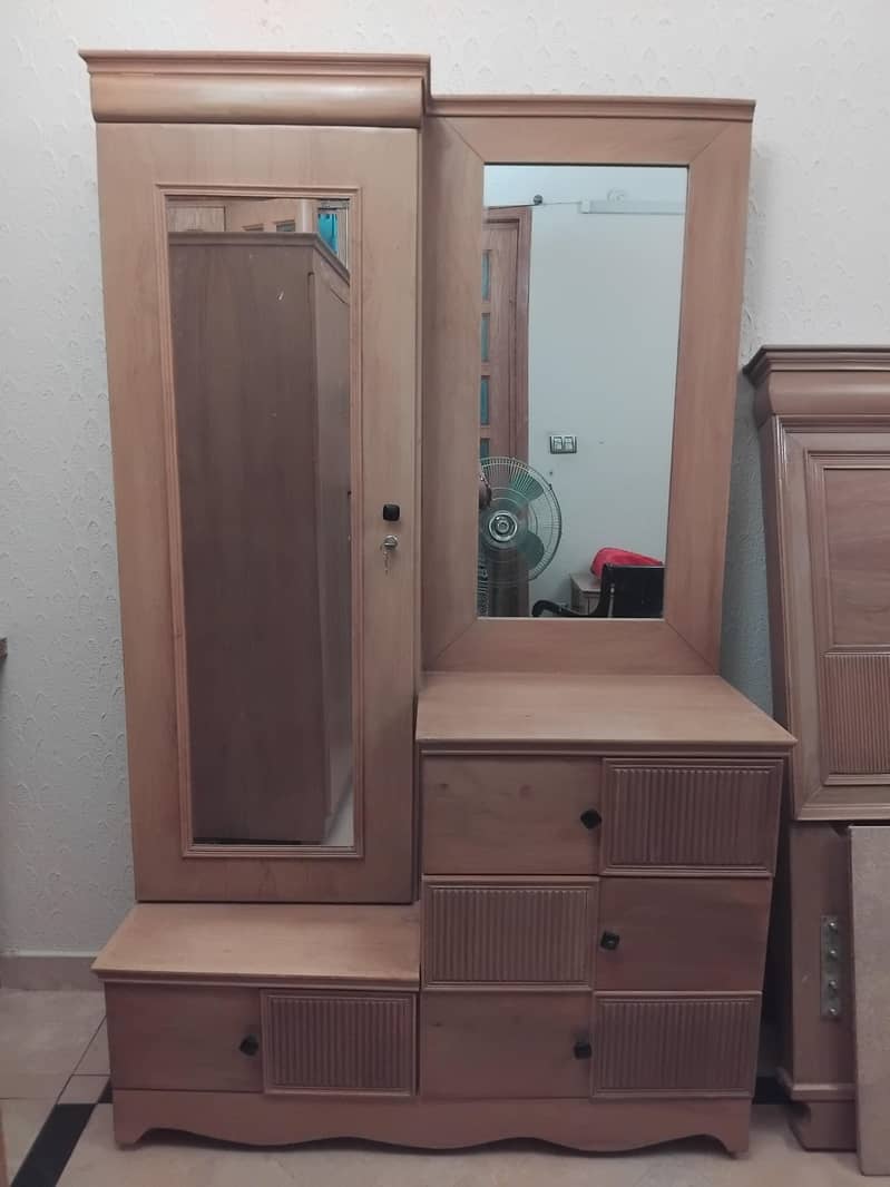 Smart dressing table with 2 mirrors. In perfect condition. 1