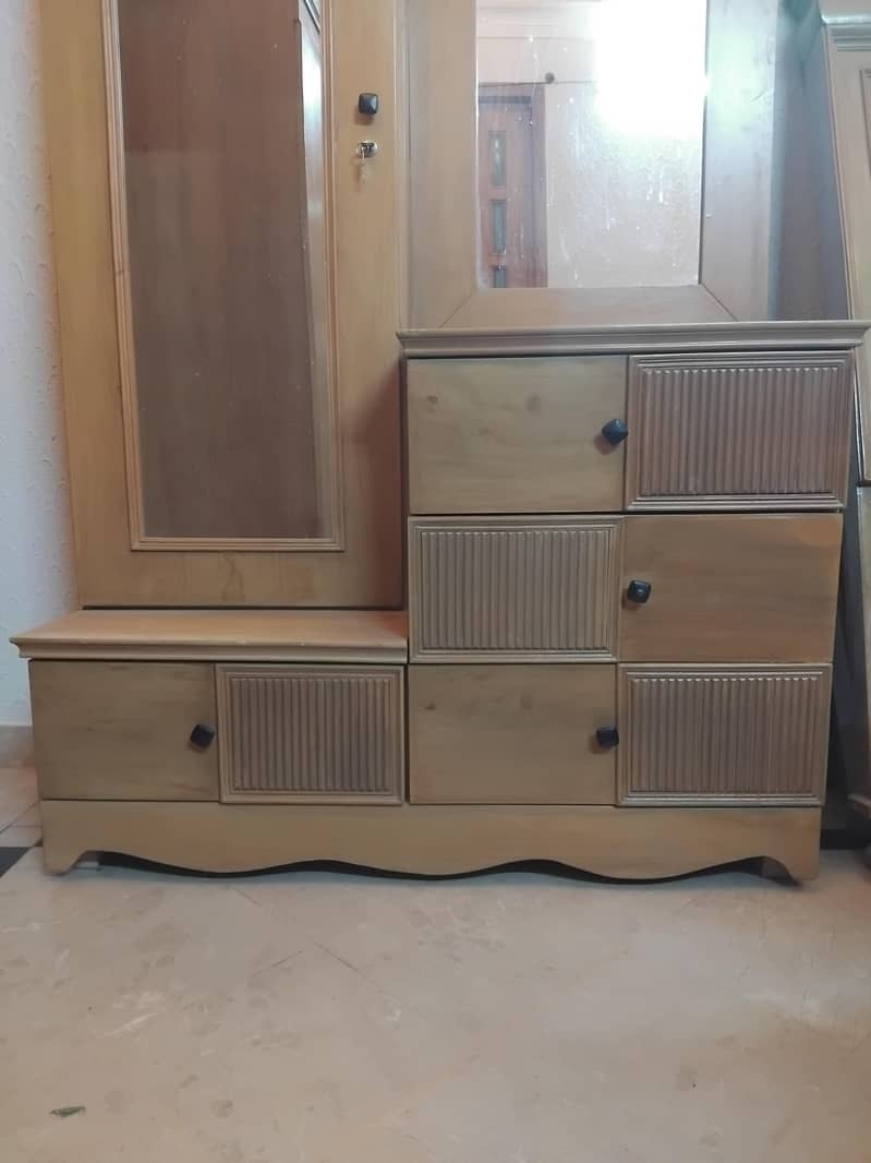 Smart dressing table with 2 mirrors. In perfect condition. 2