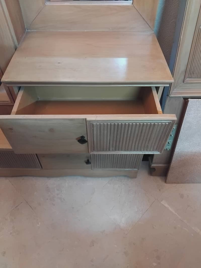 Smart dressing table with 2 mirrors. In perfect condition. 3