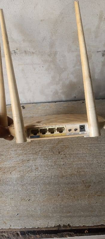 wifi router in good condition  long signal strength 2