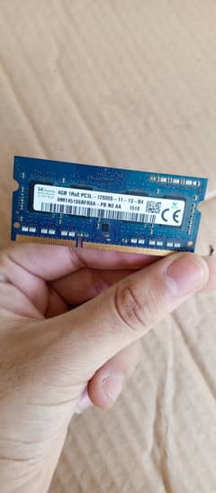 4GB DDR3L PC3L-12800S laptop RAM module manufactured by SK Hynix.