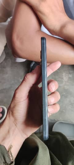vivo y17s 6 +6 128 box charger b hai sath 4 month use