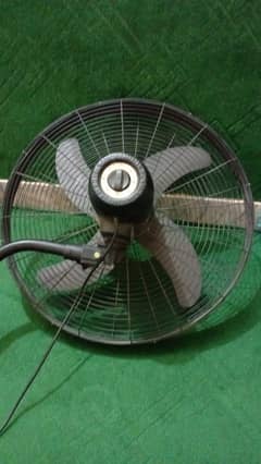 Royal Magnum Bracket Fan