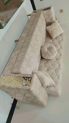 5 seater  sofa set brand new condition  and center table