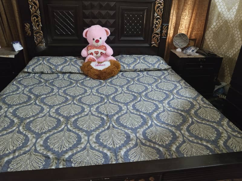 Bed with side tables, dressing table and almari 1