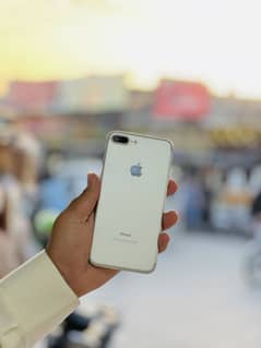 Am selling I phone 7 plus