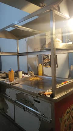 Shawarma burger counter sat fararyr be tach ha 7 fut Ka counter ha
