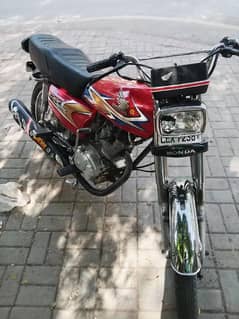 Honda 125 hai ok Bhai hai jis Bhai na Lana hai ho rabty kr ly