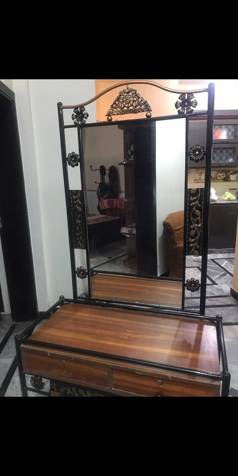 dressing table in good condition 1