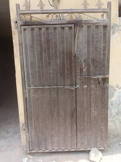ساڑے تین فٹ دروازہ