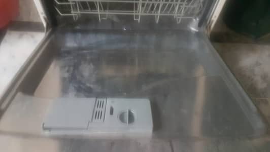 Dish washer