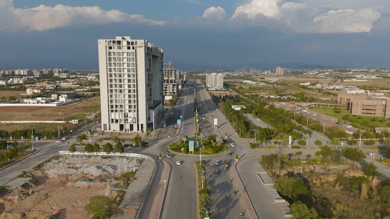 10 Marla Main Boulevard Developed Plot For Sale In Block-F Gulberg Residencia 8