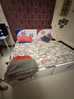 2 single bed with one side table with vinty