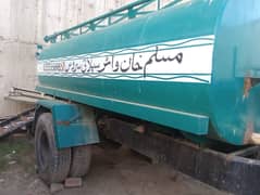 Pani ki tractor hai uski Piche trali lagti hai aur yah Pani supply ke