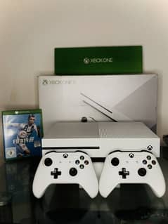 Xbox One S 1TB (Like new) with 2 Controller+Fifa19+BOX