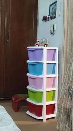 Selling storage drawer set. Kids and adults can use.