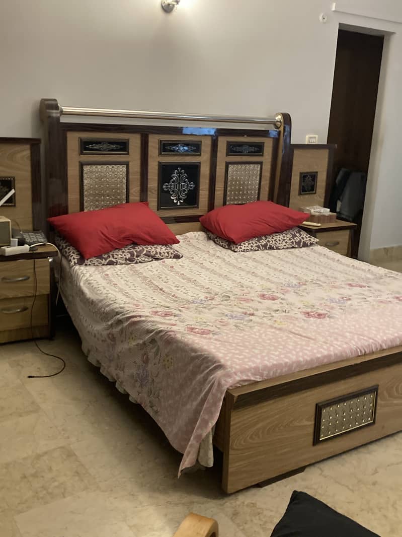 Bedset with side table and dressing table. 2