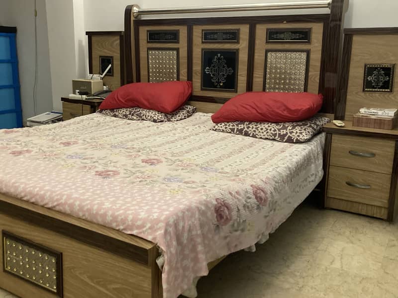 Bedset with side table and dressing table. 3