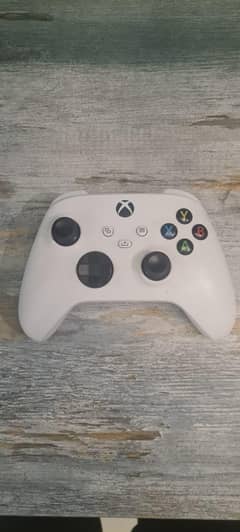 White Xbox Series S controller
