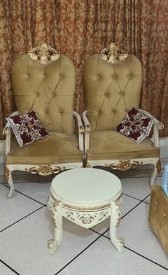 2 room chair's with 1 coffee table. . 1 shokais