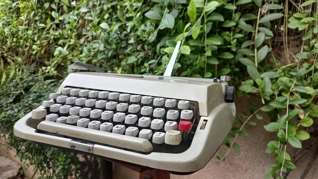 vintage tip 1100 typewriter 2