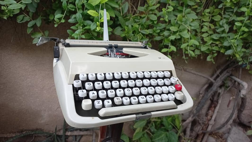 vintage tip 1100 typewriter 3