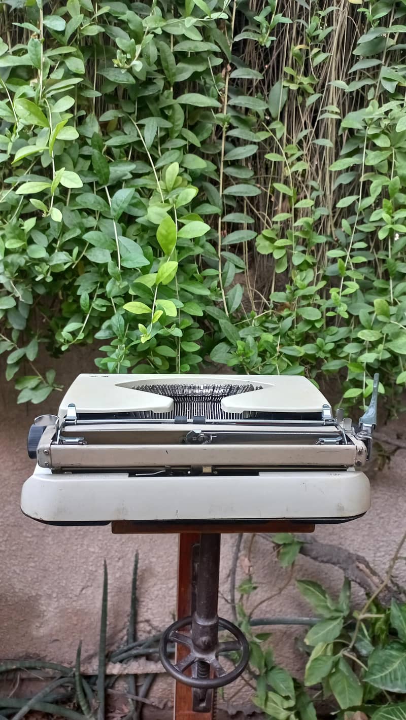 vintage tip 1100 typewriter 4