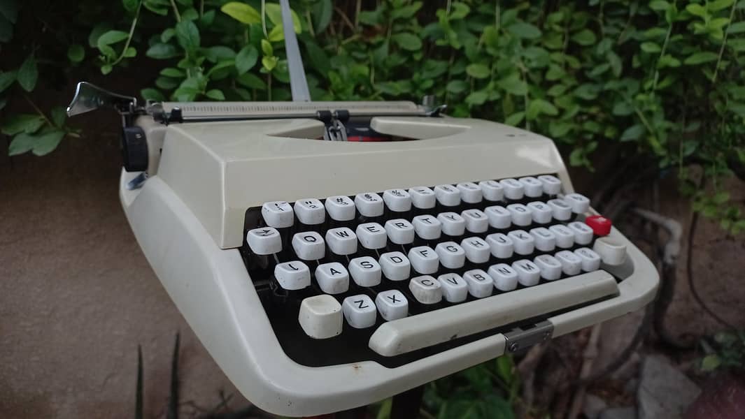 vintage tip 1100 typewriter 5