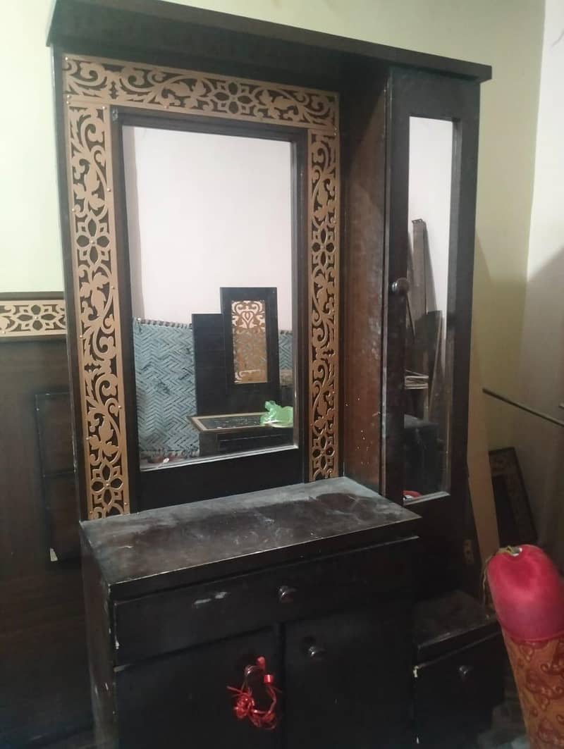 Bed with 2 side tables and 1 dressing table for sale 2