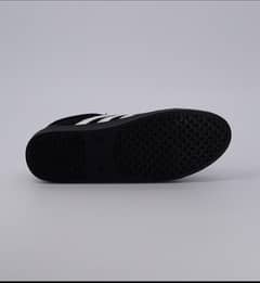 Stylish men's casual canvas sneaker