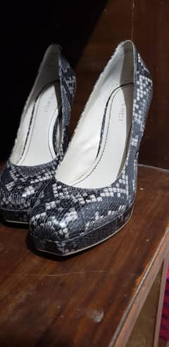 ladies heels size7 M Nine West