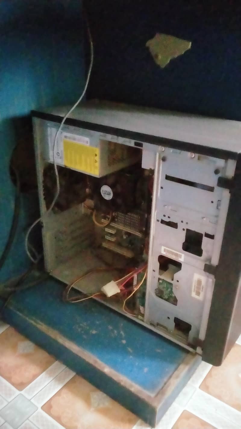 complete computer set, CPU, LCD, KEYBOARD, MOUSE TABLE, PRINT SALE out 7