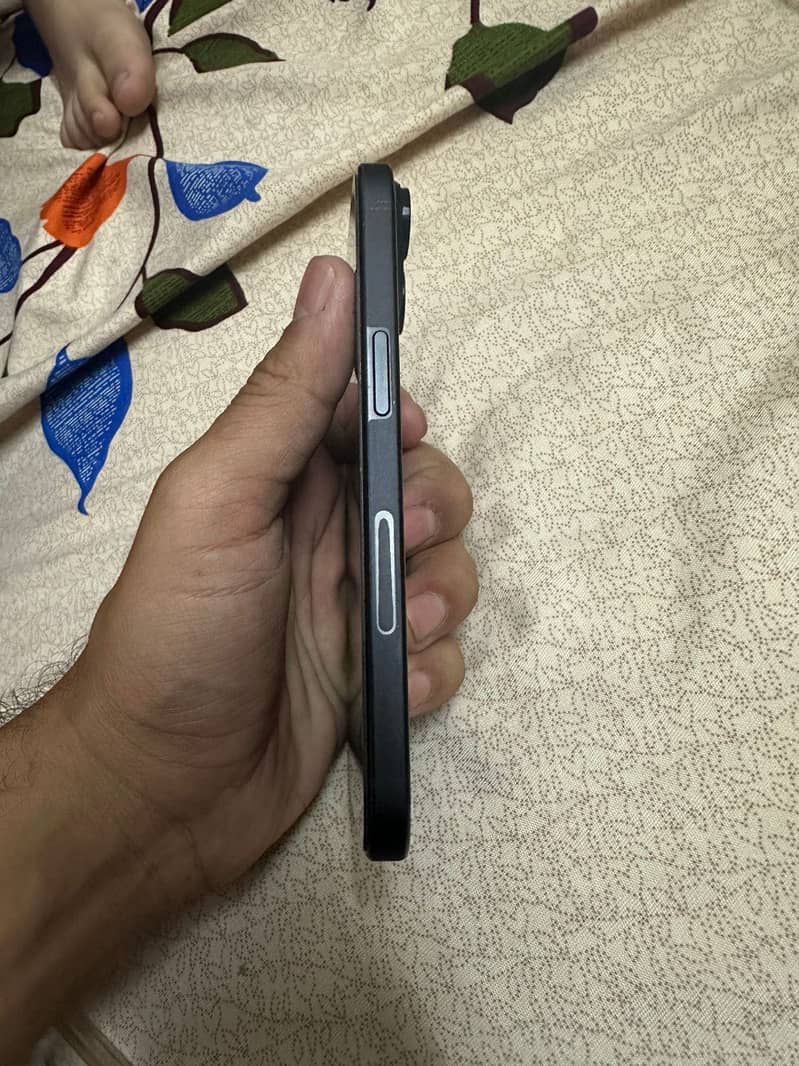 iPhone 15 black 2