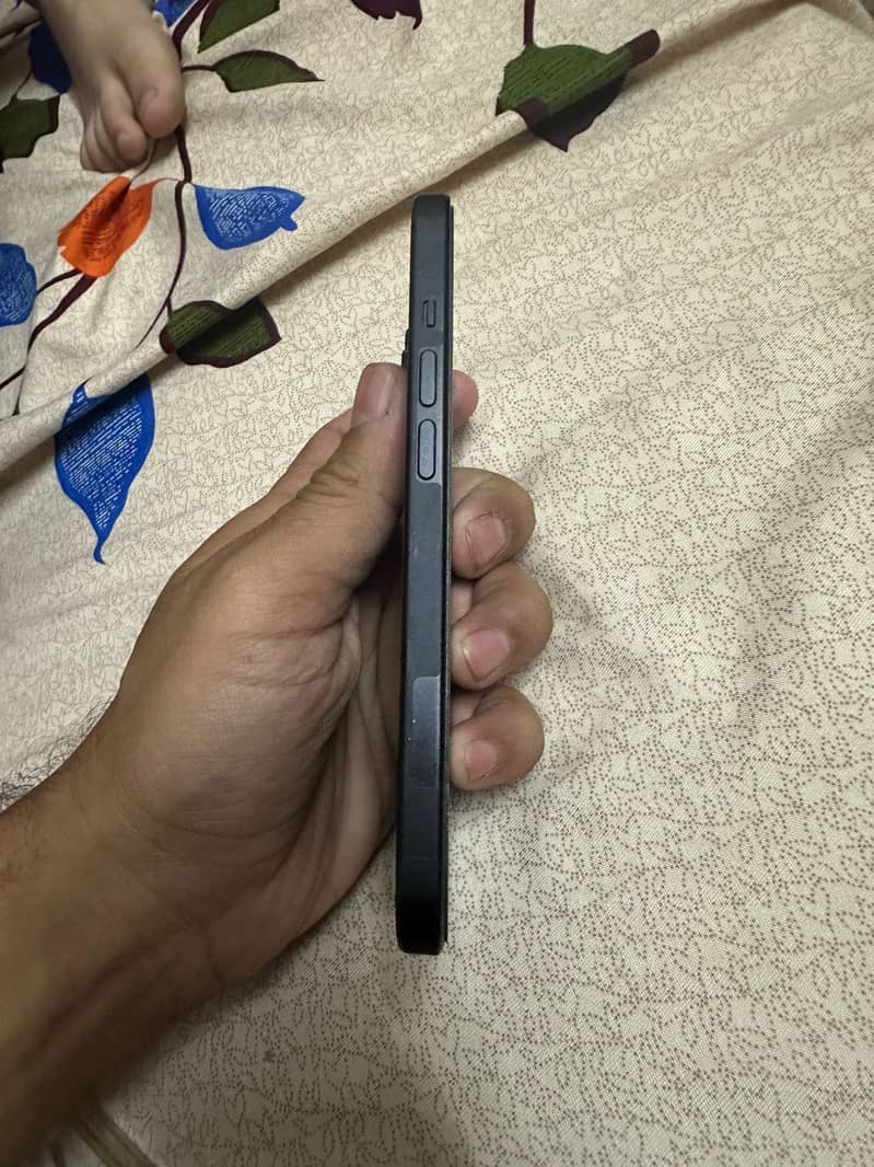 iPhone 15 black 3