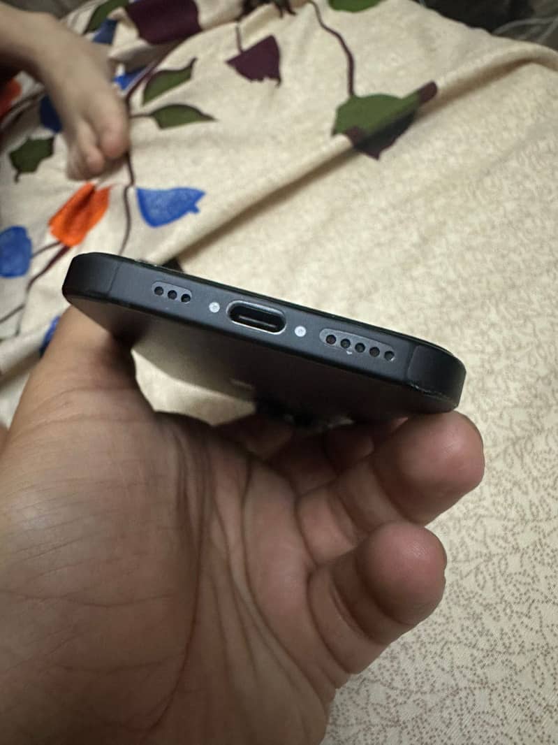 iPhone 15 black 4