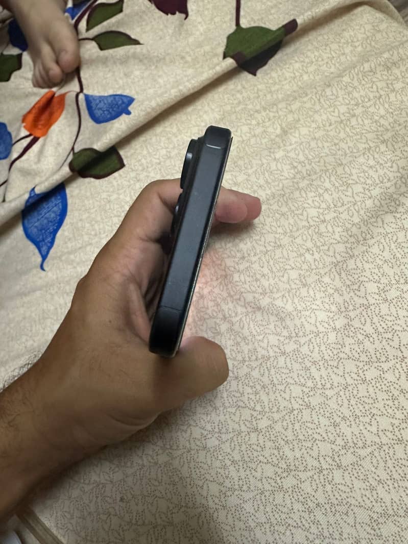 iPhone 15 black 6