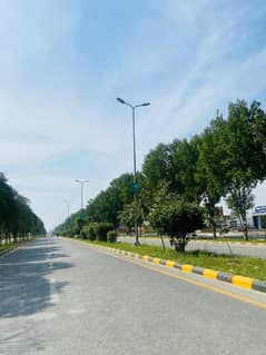 10 MARLA FACING PARK PLOT FOR SALE ON URGENT BASIS
