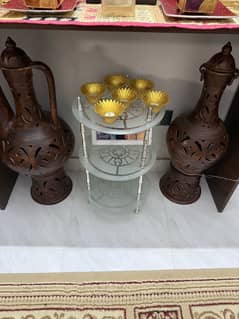 Table 1500 suri set 3500,carpet 5000,flowers stand 3500