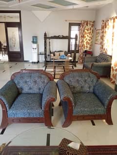 Sofa set hai 7 seater hai