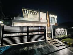 1 KANAL BEAUTIFUL HOUSE WITH PRIME LOCATION