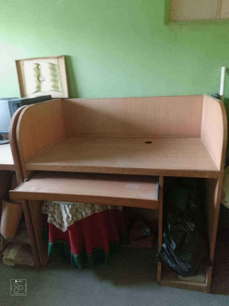 Computer Tables 0
