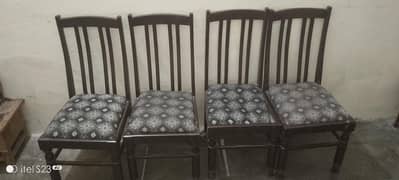 4 chairs ha or sath ma 1 jai namaz