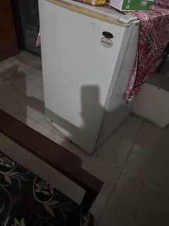Room refrigerator