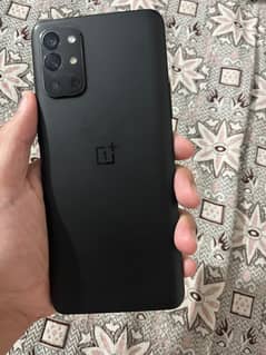 one plus 9R is for sale with 6 lines on screen.