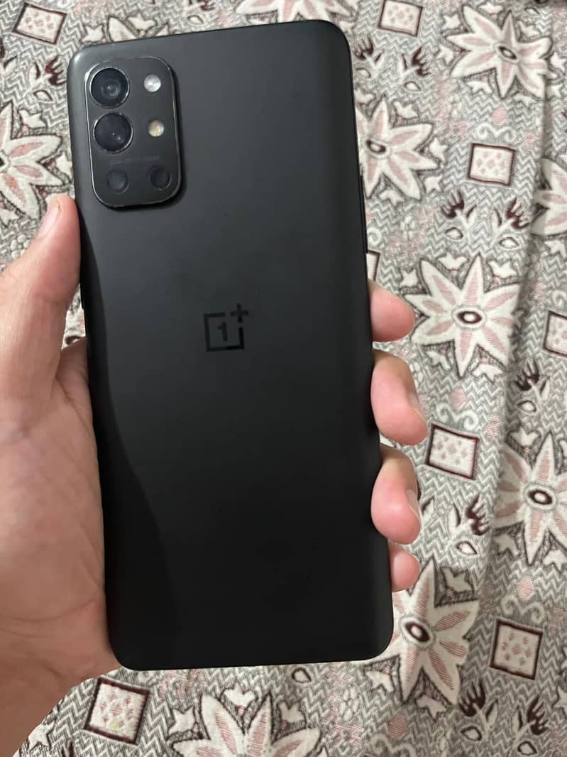 one plus 9R is for sale with 6 lines on screen. 0