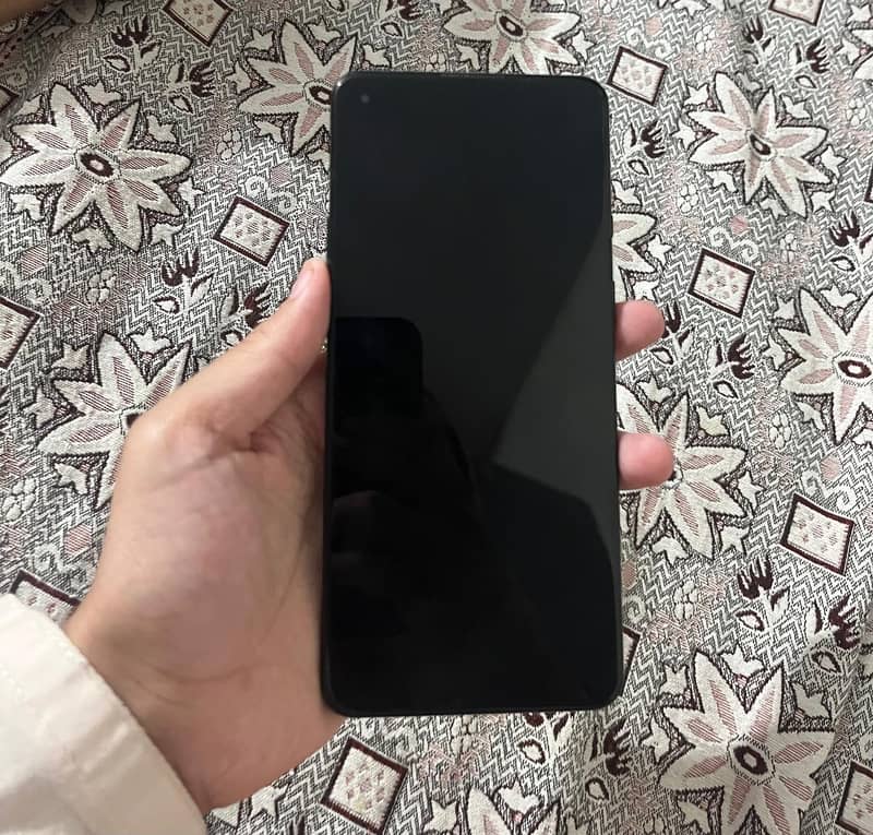 one plus 9R is for sale with 6 lines on screen. 1