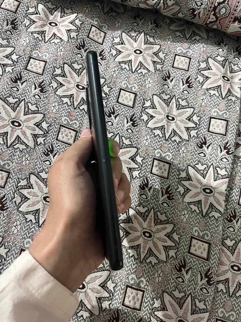 one plus 9R is for sale with 6 lines on screen. 3