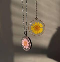 Resin real flower pendant . . . 